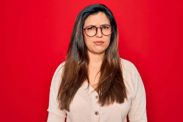 Jonge Spaanse Slimme Vrouw Met Een Bril Rood Geïsoleerde Achtergrond — Stockfoto