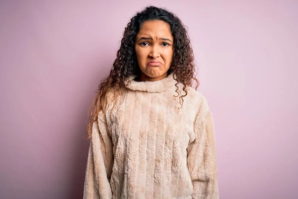 Jonge Mooie Vrouw Met Krullend Haar Dragen Casual Trui Staan — Stockfoto