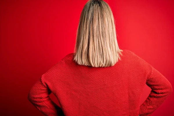 Giovane Bella Donna Bionda Indossa Maglione Casual Sfondo Rosso Isolato — Foto Stock