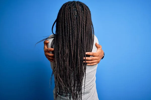 Genç Afro Amerikalı Kadın Mavi Izole Edilmiş Arka Plan Üzerine — Stok fotoğraf