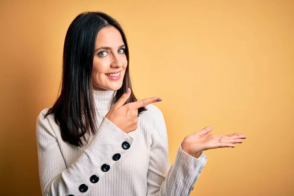 Jonge Brunette Vrouw Met Blauwe Ogen Dragen Casual Trui Geïsoleerde — Stockfoto