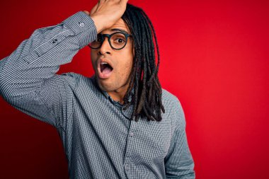 Rastgele gömlek ve gözlük takan Afrika asıllı genç yakışıklı Amerikalı bir adam. Yanlışlıkla el ele tutuşarak şaşırdı. Hatayı hatırla. Unuttum, kötü hafıza konsepti.