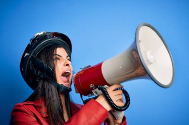 Antika motosiklet kaskı takan İspanyol kadın megafonla protesto ederken bağırıyor. Hoparlörde bağırmak heyecan verici.