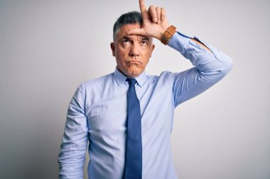 Orta yaşlı, yakışıklı, gri saçlı, şık gömlekli, kravatlı bir iş adamı. Alnında parmakları olan insanlarla dalga geçiyor. Ezik hareketler yapıyor, alay ediyor..