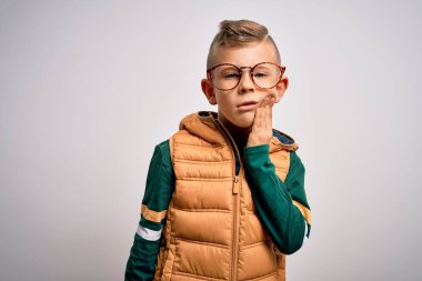 Mavi gözlü, parlak gözlükleri olan, diş ağrısı ya da diş hastalığından dolayı ağızlarına dokunan, acı dolu bir ifadeyle dokunan beyaz bir çocuk. Dişçi