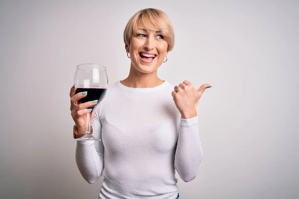 Mulher Loira Jovem Com Cabelo Curto Bebendo Copo Vinho Tinto — Fotografia de Stock
