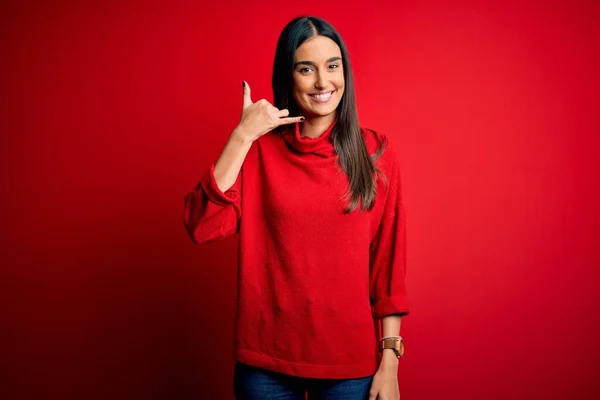 Jovem Bela Mulher Morena Vestindo Camisola Casual Sobre Fundo Vermelho — Fotografia de Stock