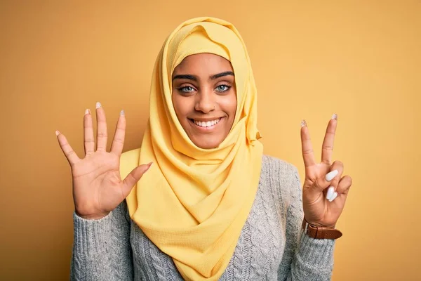 Молода Африканська Дівчина Муслім Хіджаб Через Ізольований Жовтий Фон Показує — стокове фото