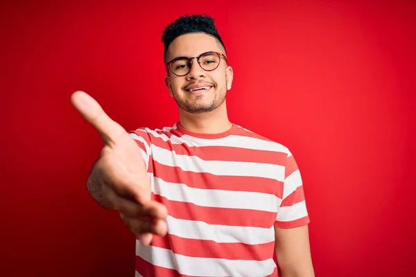 Jovem Bonito Homem Vestindo Casual Listrado Shirt Óculos Sobre Isolado — Fotografia de Stock