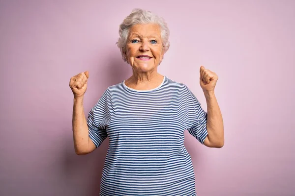 Starsza Piękna Siwowłosa Kobieta Ubrana Luźny Shirt Odizolowanym Różowym Tle — Zdjęcie stockowe