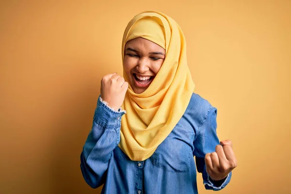 Jovem Mulher Bonita Com Cabelo Encaracolado Vestindo Árabe Tradicional Hijab — Fotografia de Stock