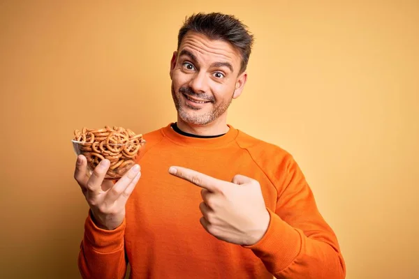 Joven Hombre Guapo Sosteniendo Tazón Con Pretzels Horno Alemán Sobre — Foto de Stock