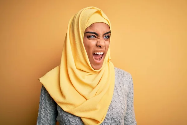 Νεαρή Όμορφη Αφρικάνα Αμερικανίδα Που Φοράει Μουσουλμανική Μαντίλα Πάνω Από — Φωτογραφία Αρχείου