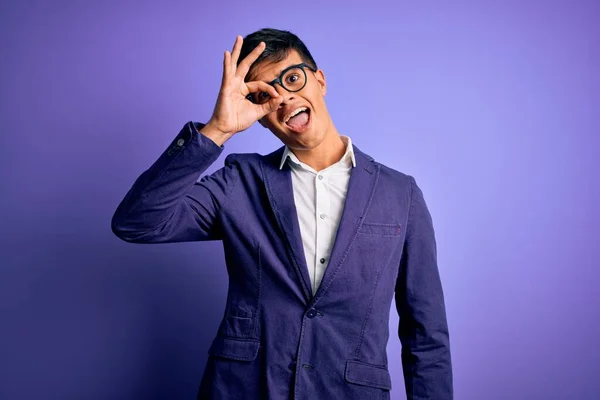 Молодой Привлекательный Бизнесмен Пиджаке Очках Изолированном Фиолетовом Фоне Делает Хорошо — стоковое фото
