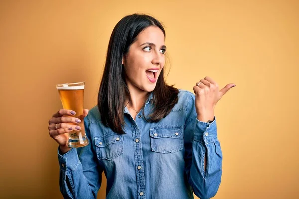 Mujer Joven Con Ojos Azules Bebiendo Vaso Cerveza Pie Sobre — Foto de Stock