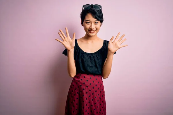 Mladý Krásný Asijské Dívka Sobě Ležérní Šaty Stojící Nad Izolované — Stock fotografie