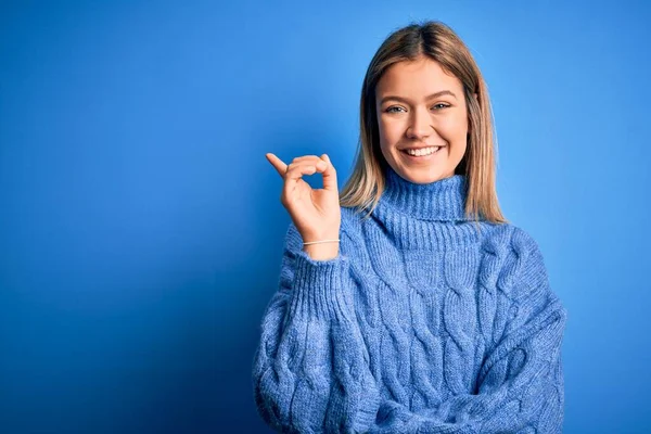 Ung Vacker Blond Kvinna Bär Vinter Ull Tröja Över Blå — Stockfoto