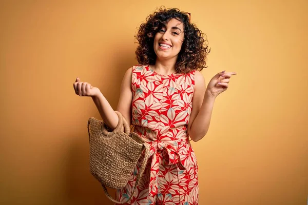 Молодая Кудрявая Арабская Женщина Отпуске Цветочном Платье Солнцезащитных Очках Держа — стоковое фото