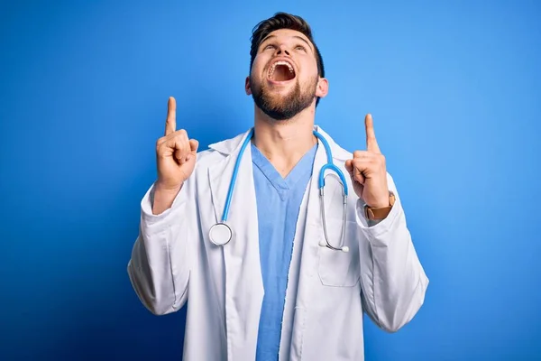 Young Blond Doctor Man Beard Blue Eyes Wearing White Coat — Stock Photo, Image