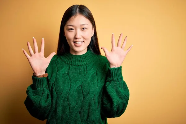 Jonge Mooie Aziatische Vrouw Dragen Groene Winter Trui Geel Geïsoleerde — Stockfoto