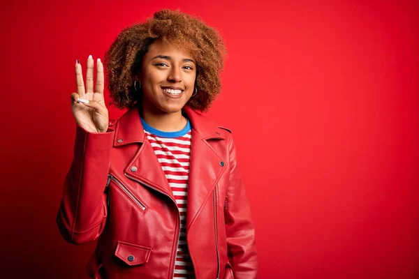 Joven Hermosa Afroamericana Afro Mujer Con Pelo Rizado Usando Chaqueta — Foto de Stock