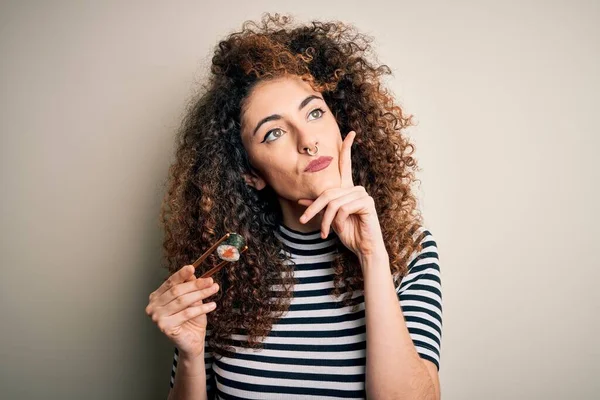 Junge Schöne Frau Mit Lockigem Haar Und Piercing Essen Sushi — Stockfoto