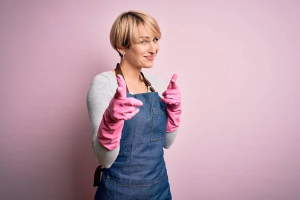 Junge Blonde Putzfrau Mit Kurzen Haaren Schürze Und Handschuhen Vor — Stockfoto