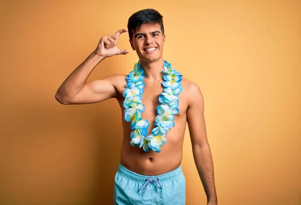 Jonge Knappe Toerist Vakantie Met Zwemkleding Hawaïaanse Lei Bloemen Glimlachend — Stockfoto