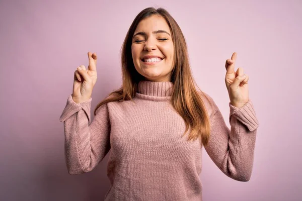 Mooie Jonge Vrouw Dragen Coltrui Roze Geïsoleerde Achtergrond Gebaren Vinger — Stockfoto