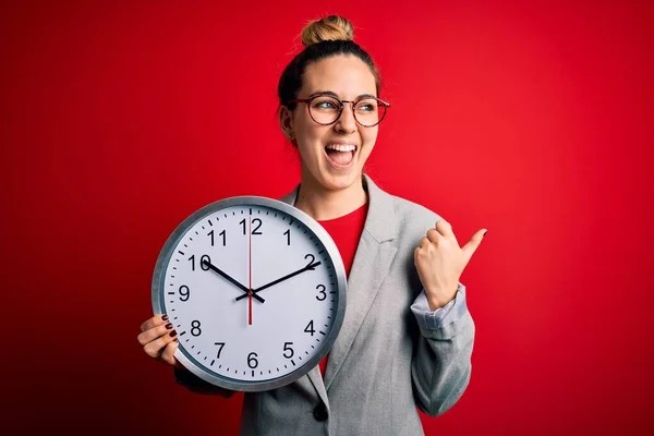 Mooie Blonde Vrouw Met Blauwe Ogen Dragen Bril Doen Countdown — Stockfoto