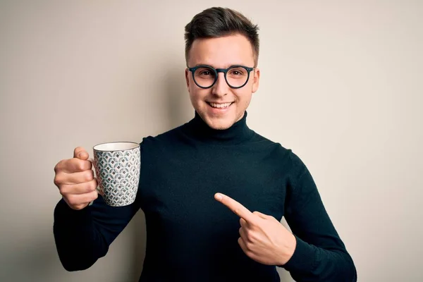 若いですハンサムなCaucasian男身に着けている眼鏡を飲んで熱いですコーヒーのカップ非常に幸せなポインティングとともに手と指 — ストック写真