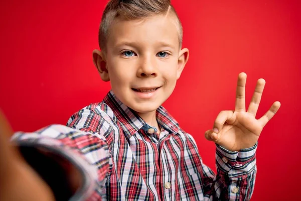 Primer Plano Niño Caucásico Joven Con Los Ojos Azules Tomando — Foto de Stock