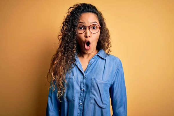 Hermosa Mujer Con Pelo Rizado Con Camisa Mezclilla Casual Gafas —  Fotos de Stock