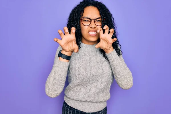 Ung Afrikansk Amerikansk Kvinna Bär Casual Tröja Och Glasögon Över — Stockfoto