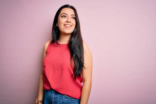 Jonge Brunette Vrouw Draagt Casual Zomer Shirt Roze Geïsoleerde Achtergrond — Stockfoto