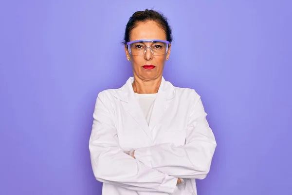 Starší Vědec Středního Věku Žena Kabátě Laboratorních Brýlích Přes Fialové — Stock fotografie