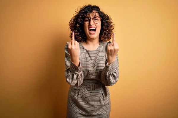 Hermosa Mujer Árabe Negocios Con Vestido Gafas Pie Sobre Fondo — Foto de Stock