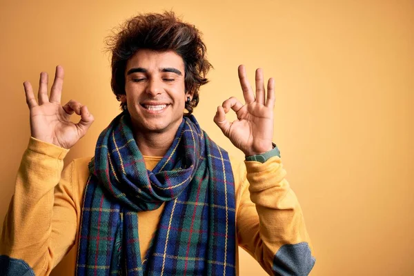 Jovem Homem Bonito Vestindo Cachecol Casual Sobre Fundo Amarelo Isolado — Fotografia de Stock