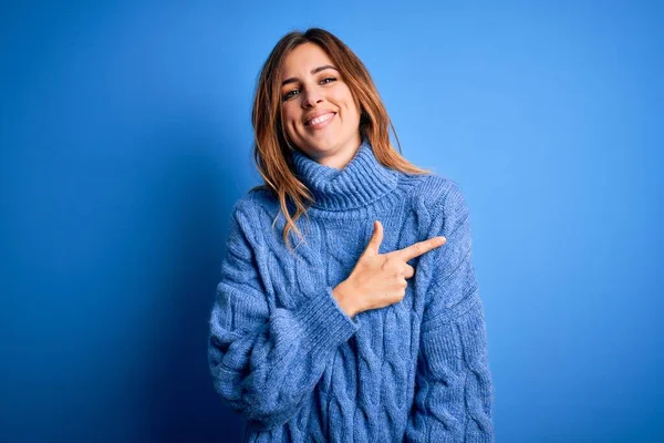 Giovane Bella Donna Bruna Indossa Casual Maglione Dolcevita Sfondo Blu — Foto Stock