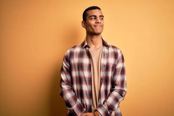 Mladý Pohledný Africký Američan Muž Sobě Ležérní Košili Stojící Nad — Stock fotografie