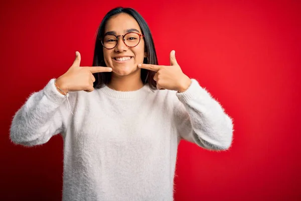 Joven Hermosa Mujer Asiática Vistiendo Suéter Casual Gafas Sobre Fondo —  Fotos de Stock