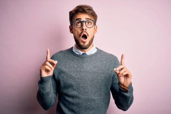 Ung Stilig Man Med Skägg Bär Glasögon Och Tröja Står — Stockfoto