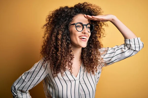 Ung Vacker Kvinna Med Lockigt Hår Och Piercing Bär Randig — Stockfoto