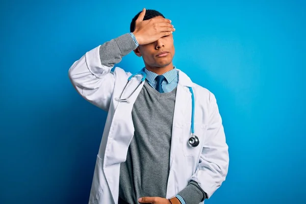 Beau Médecin Afro Américain Portant Manteau Stéthoscope Sur Fond Bleu — Photo