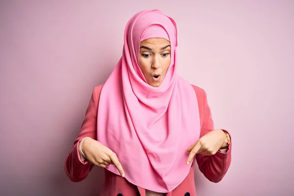 Junges Schönes Mädchen Mit Muslimischem Hijab Das Vor Isoliertem Rosa — Stockfoto