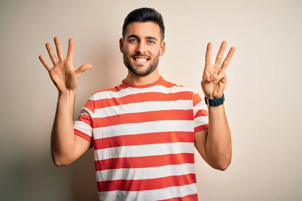 Jovem Bonito Homem Vestindo Casual Listrado Shirt Sobre Isolado Branco — Fotografia de Stock