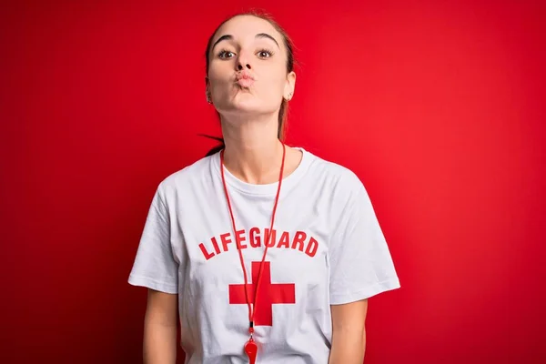 Hermosa Salvavidas Mujer Usando Camiseta Con Cruz Roja Usando Silbato —  Fotos de Stock