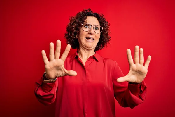 Middelbare Leeftijd Mooie Krullend Haar Vrouw Dragen Casual Shirt Bril — Stockfoto