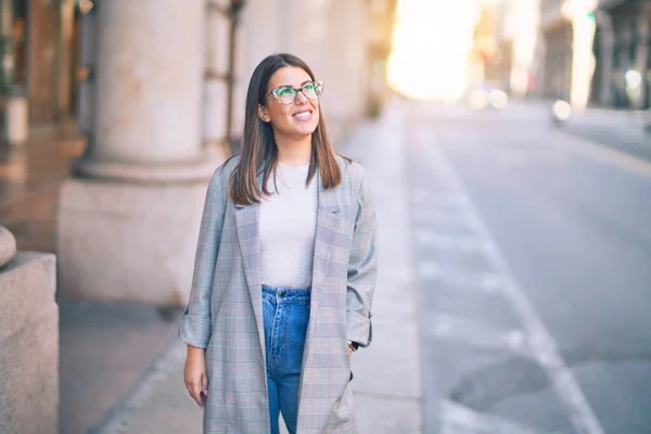 Giovane Bella Donna Sorridente Felice Fiducioso Piedi Con Sorriso Sulla — Foto Stock