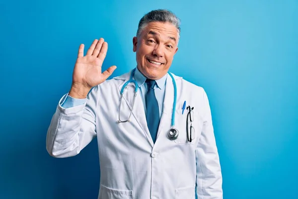 Hombre Guapo Médico Pelo Gris Mediana Edad Con Abrigo Estetoscopio —  Fotos de Stock